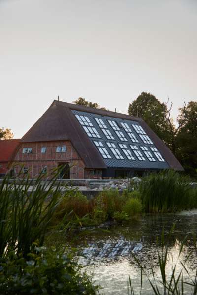 Fortid og fremtid forenes med stålprofiler, Gut Damp in 24351 Damp